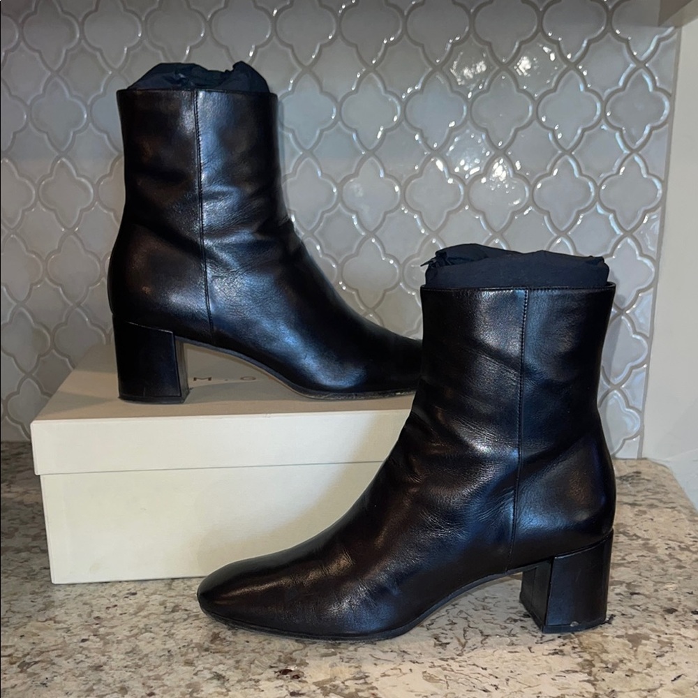 M. Gemi Black Ankle Boots Sleek Leather Design